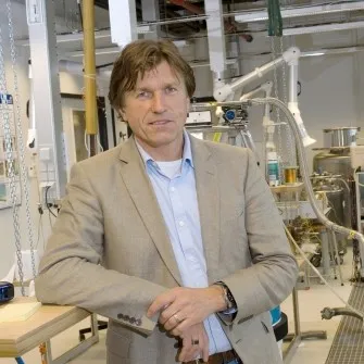 A person in a lab coat Description automatically generated with medium confidence